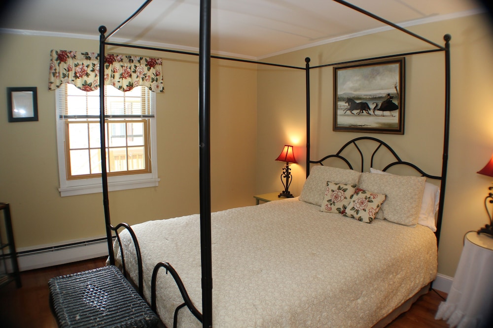 Double Room, 2 Queen Beds, Shared Bathroom photo 2