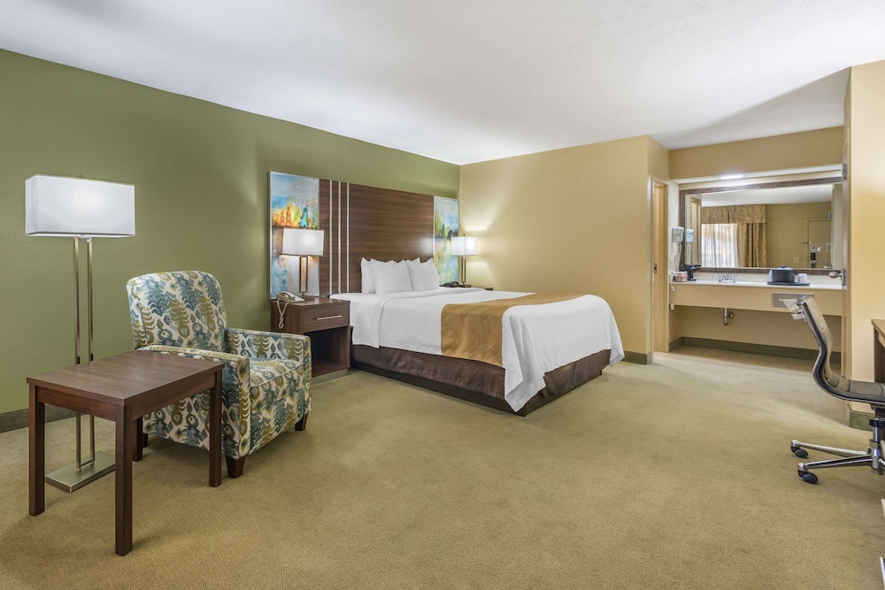 Standard Room, 1 King Bed, Non Smoking - Photo 2