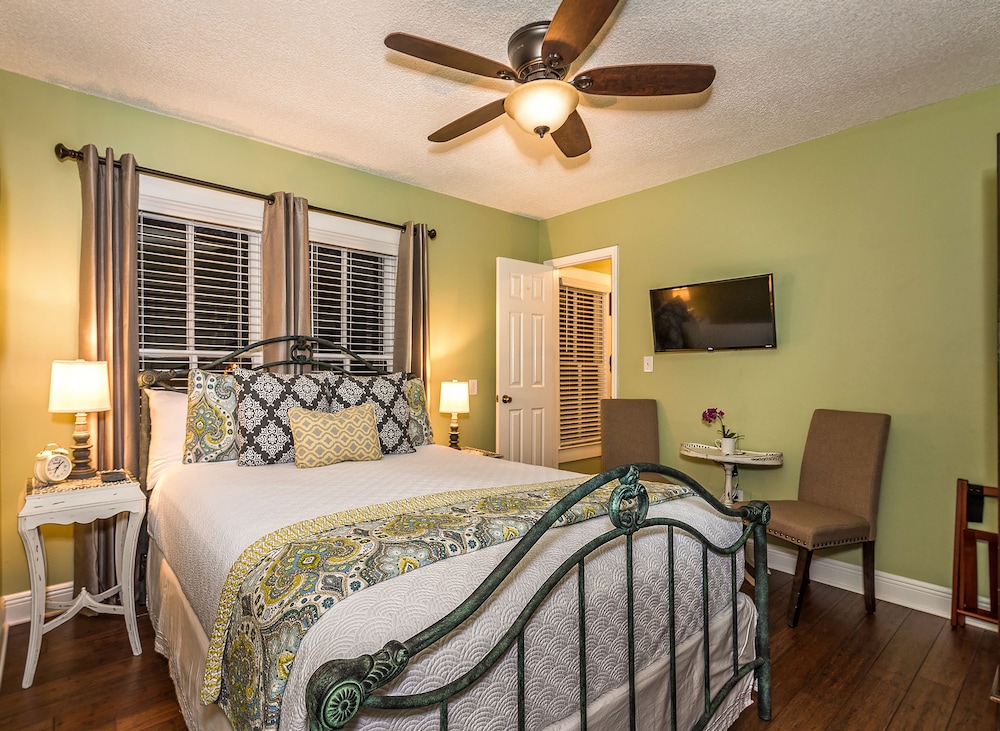 Standard Room, 1 Queen Bed, Jetted Tub