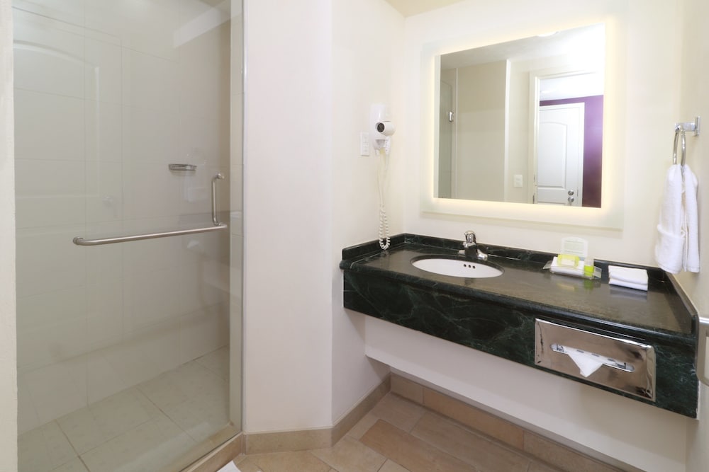 Standard Room, 1 King Bed - Photo 7