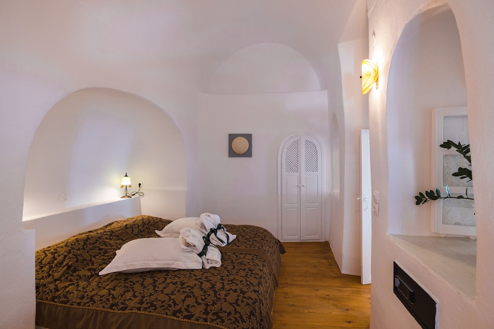 Summer Lovers Villa with Outdoor Whirlpool, Caldera View