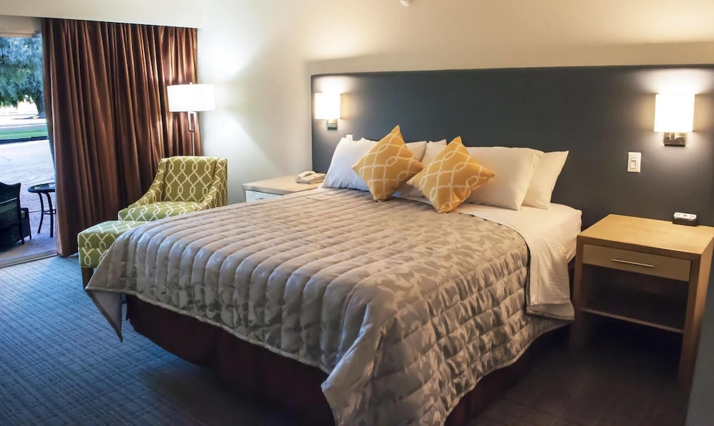 Standard Single Room, 1 King Bed, Non Smoking, Golf View photo 1