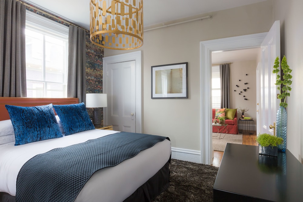 Gilded Suite (Free curated small plates breakfast included) photo 2