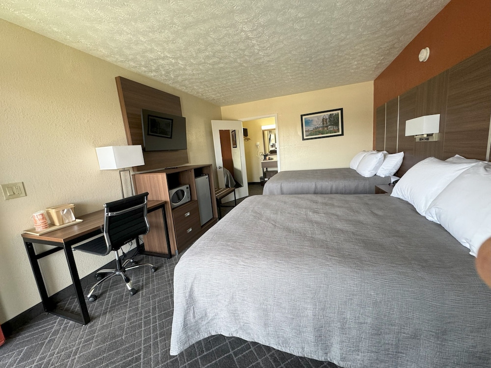 Standard Room, 2 Queen Beds, Non Smoking - Photo 7