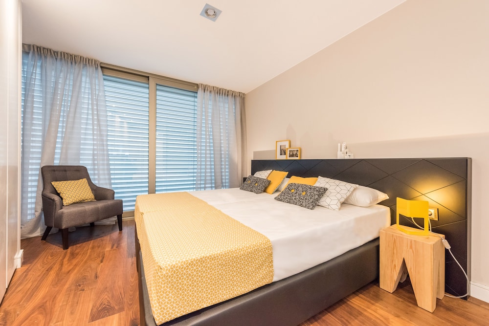 Grand Apartment, 3 Bedrooms - Photo 1