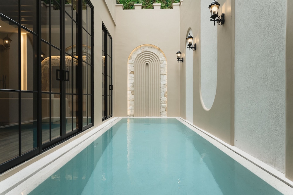 Residence Pool - Photo 14