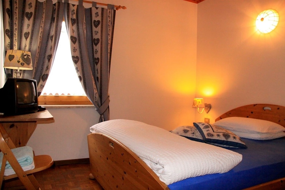 Family Room, 2 Bedrooms, Accessible photo 1