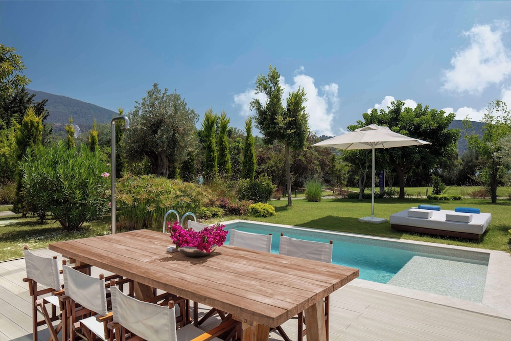 Family Suite with Private Pool and Garden View thumbnail 5
