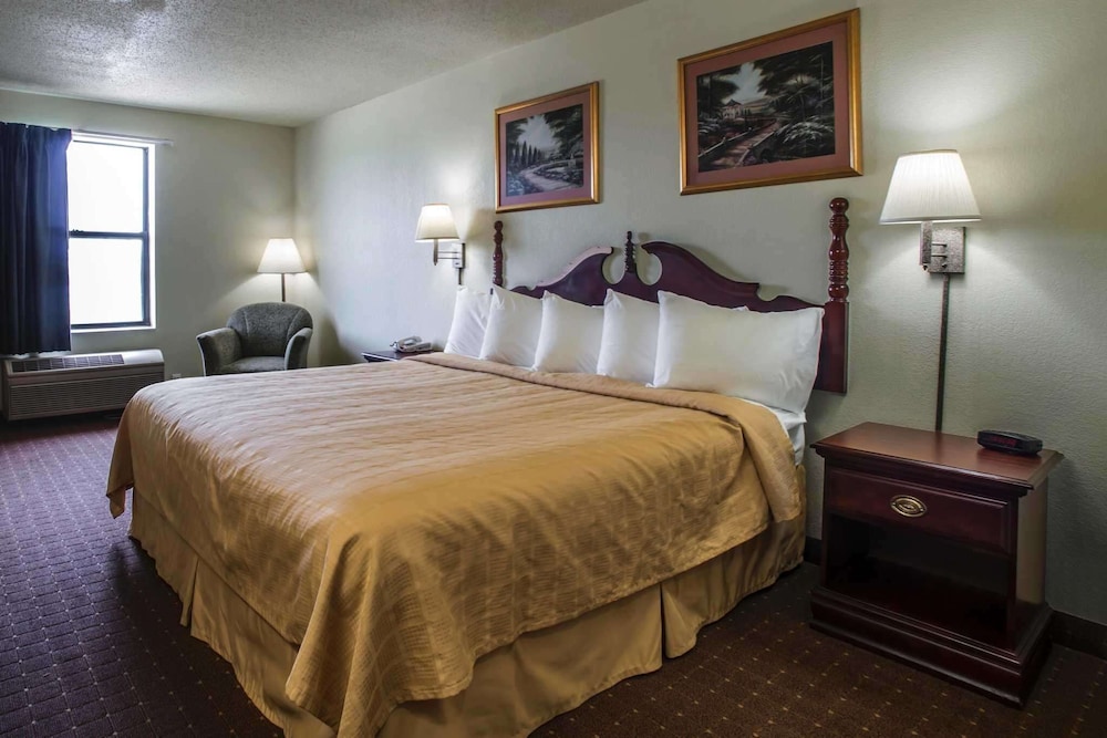 Standard Room, 1 King Bed, Non Smoking photo 1