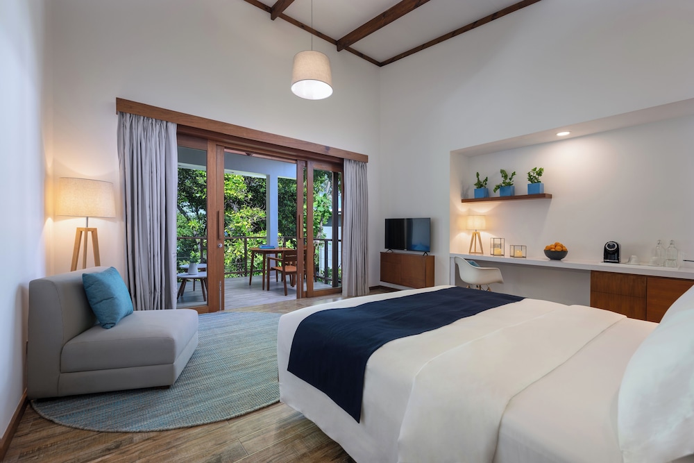 Sunset Suite with 1 Night Yacht Experience photo 2