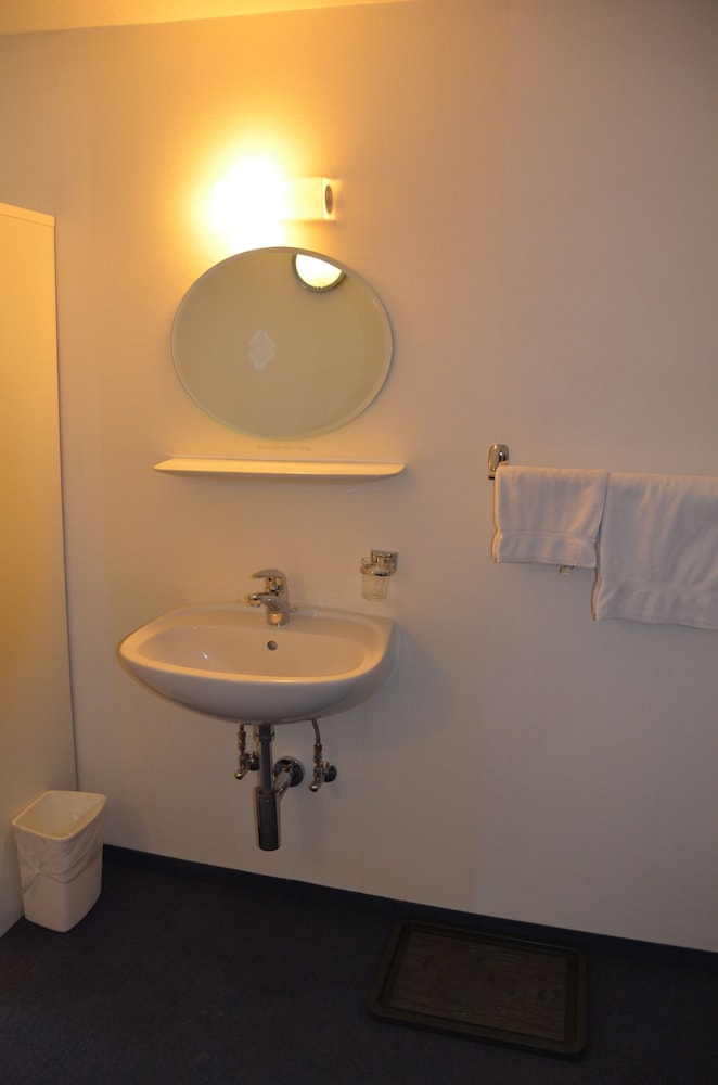 Single Room, Shared Bathroom photo 3