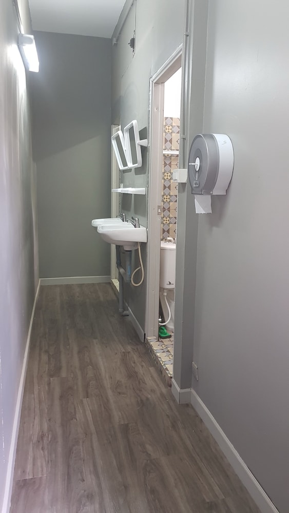 Single Room with Shared Bathroom - AC photo 2