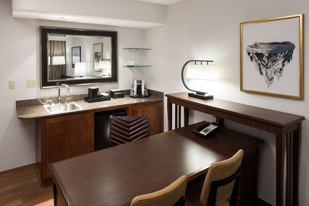 King, Premium Suite, 1 King Bed, Mountain View - Photo 3