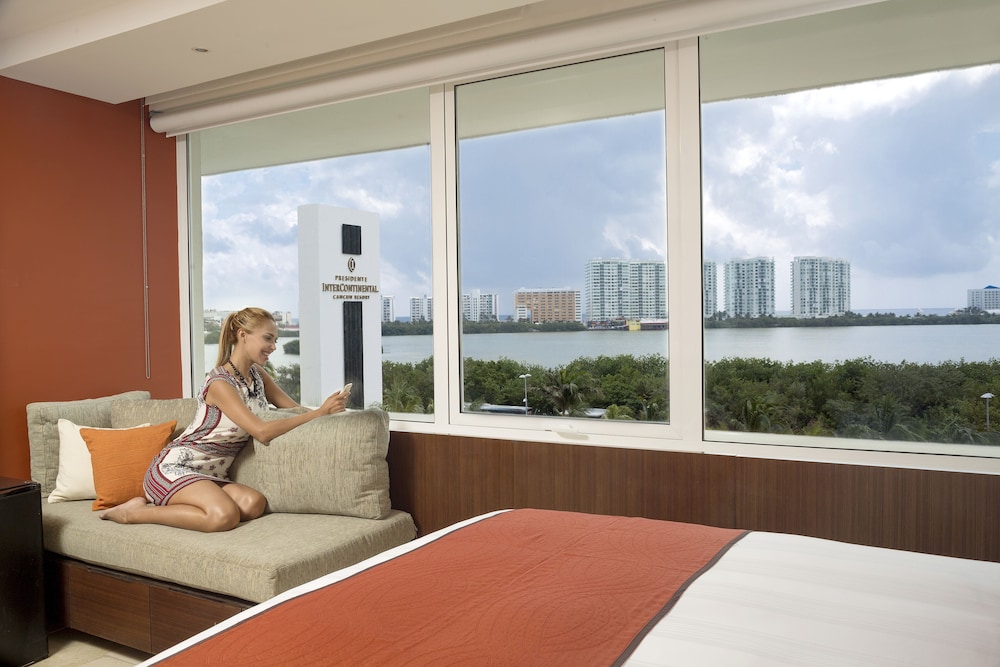 Classic Room, 1 King Bed, Lagoon View - Photo 5
