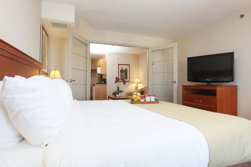 Deluxe Suite, 1 King Bed with Sofa bed photo 3