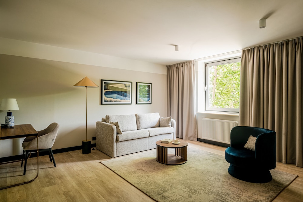 Deluxe Suite, 1 Queen Bed with Sofa bed, Balcony - Photo 7