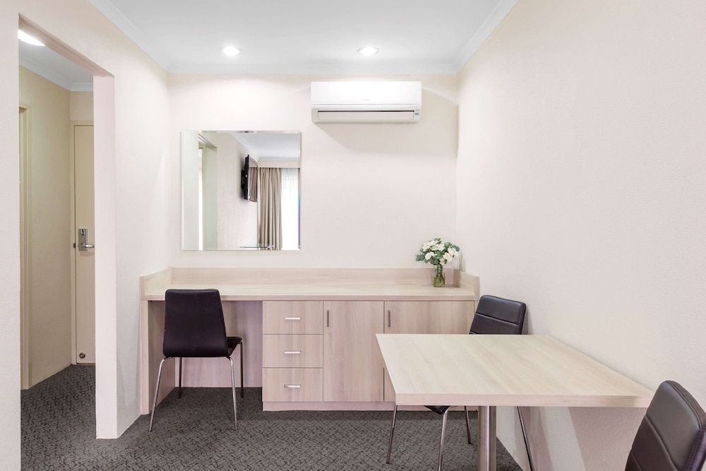 Executive Suite, 1 Queen Bed, Non Smoking (Larger Room;Quiet Location) - Photo 4