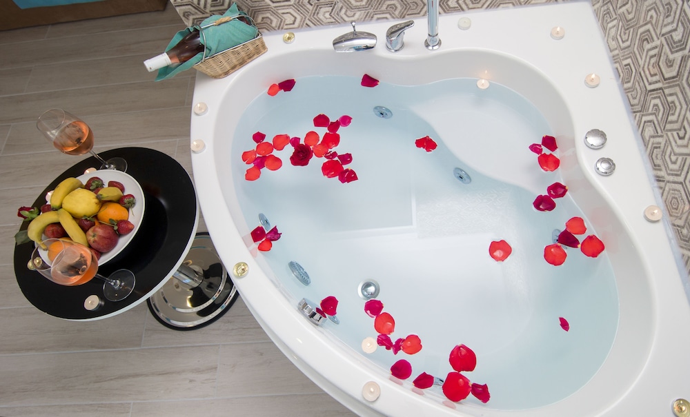 Deluxe Room, Jetted Tub