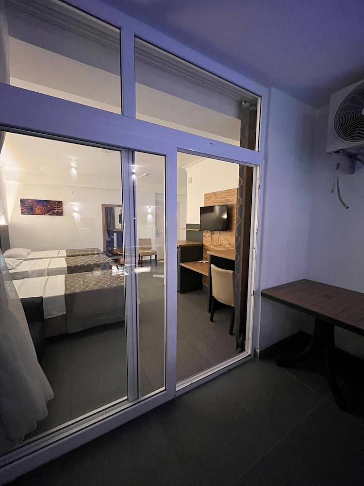 Deluxe Suite - Photo 7