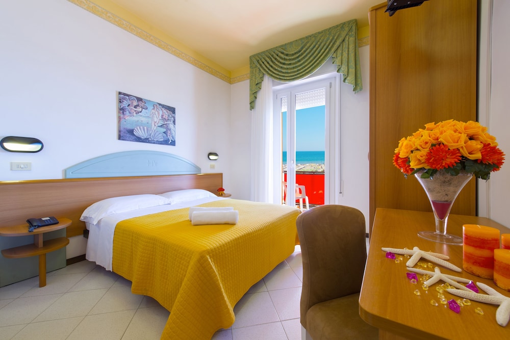 Standard Quadruple Room, Sea View - Photo 4