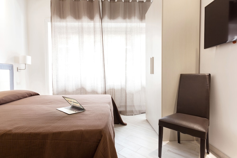 Classic Double Room, 1 King Bed, Non Smoking, Ensuite photo 2