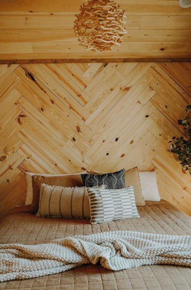 Luxury Suite, 1 King Bed with Sofa bed, Mountain View