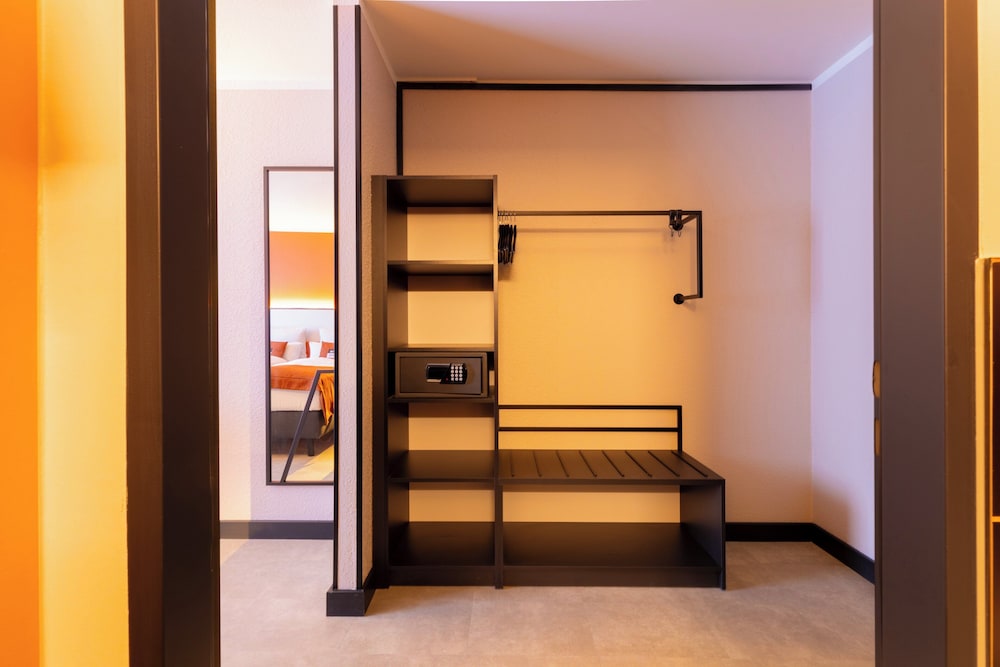 Standard Room, 1 Queen Bed, Accessible - Photo 4