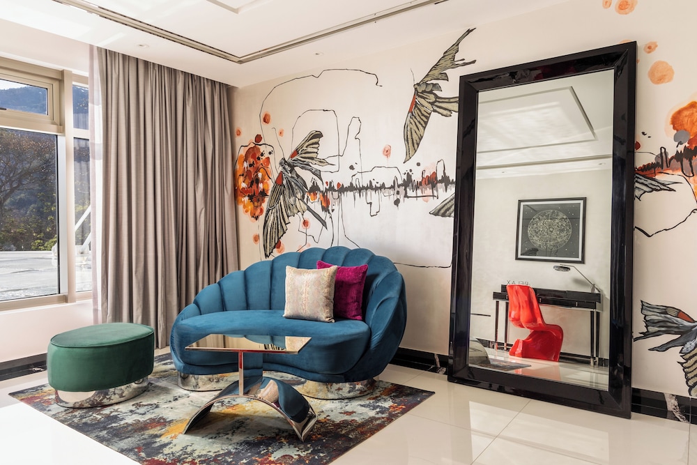 Corner Suite South