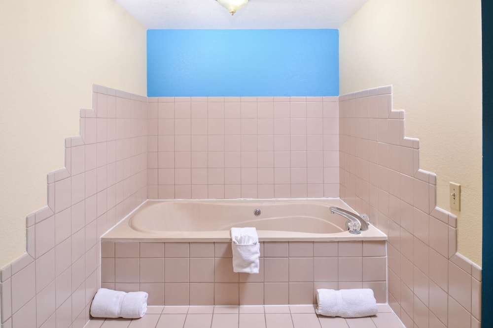 Suite, 1 King Bed, Non Smoking, Jetted Tub - Photo 3