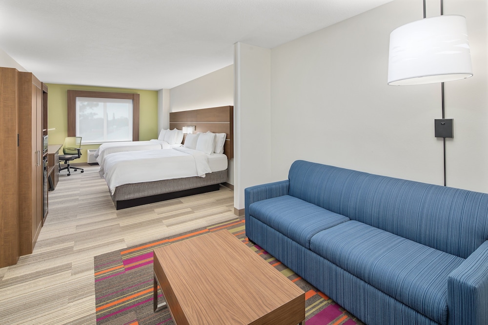 Suite, 2 Queen Beds - Photo 2