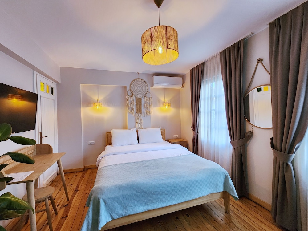 Deluxe Oda Balkonlu-Bahçe Manzarali (Ofiousa)