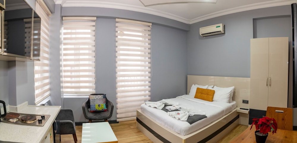B) Standard Suite photo 3