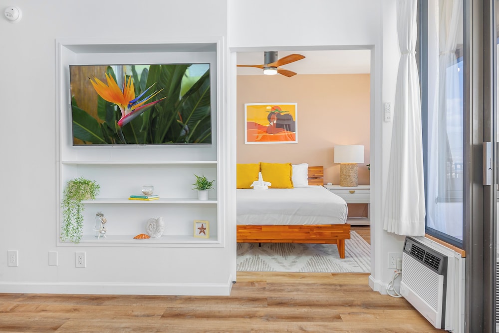 Premium Remodeled Condo with Ocean View and Parking: Condo, 1 Bedroom, Ocean View (0120) photo