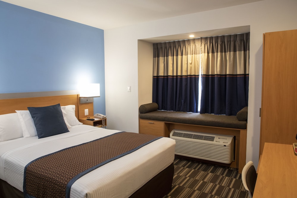 Standard Room, 2 Queen Beds - Photo 9
