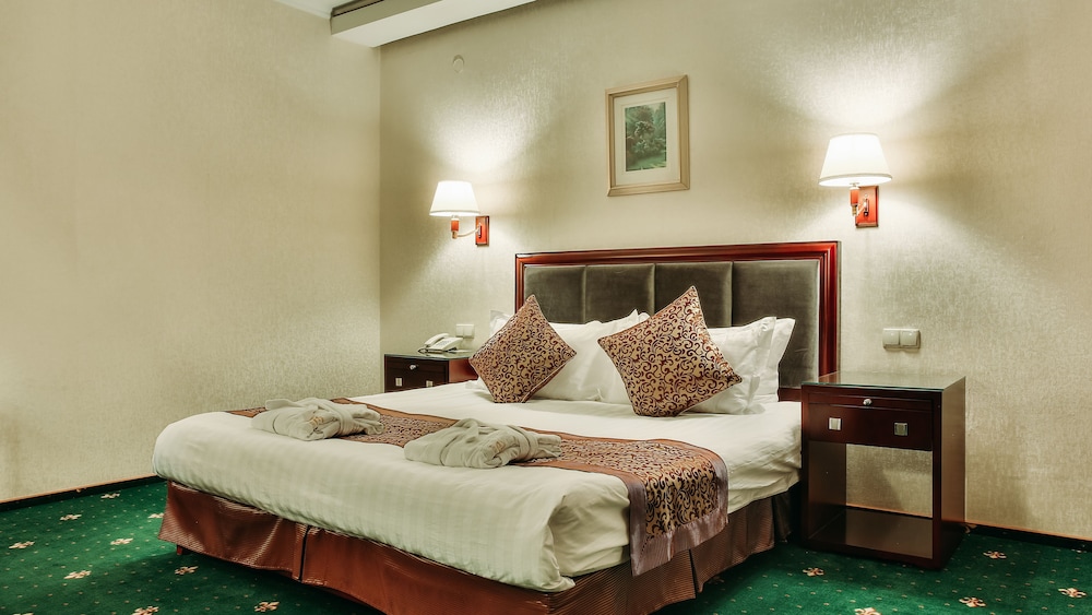 Suite, 1 King Bed photo 2