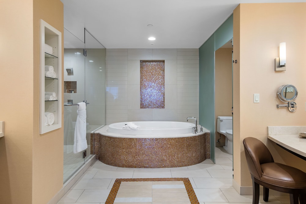Executive Suite, 1 King Bed - Photo 2