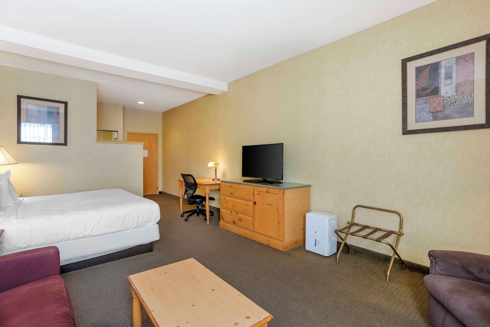 Standard Room, 1 Queen Bed, Accessible, Bathtub photo 2