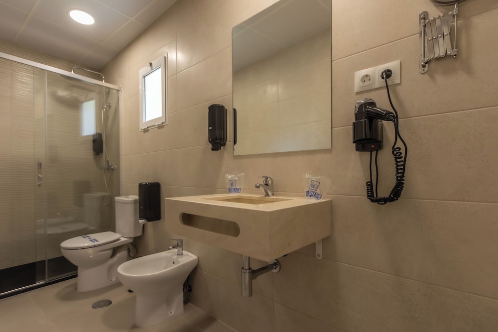 Standard Triple Room with Free Airport Shuttle - Photo 5