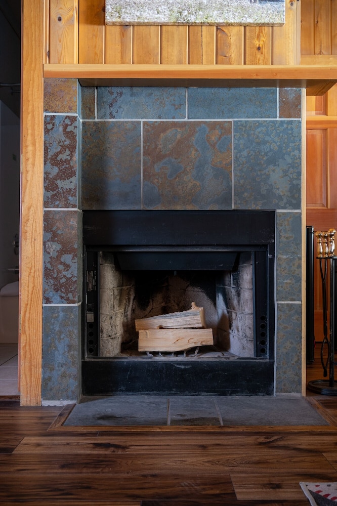 Deluxe One Room Cabin w/ Fireplace - Photo 4