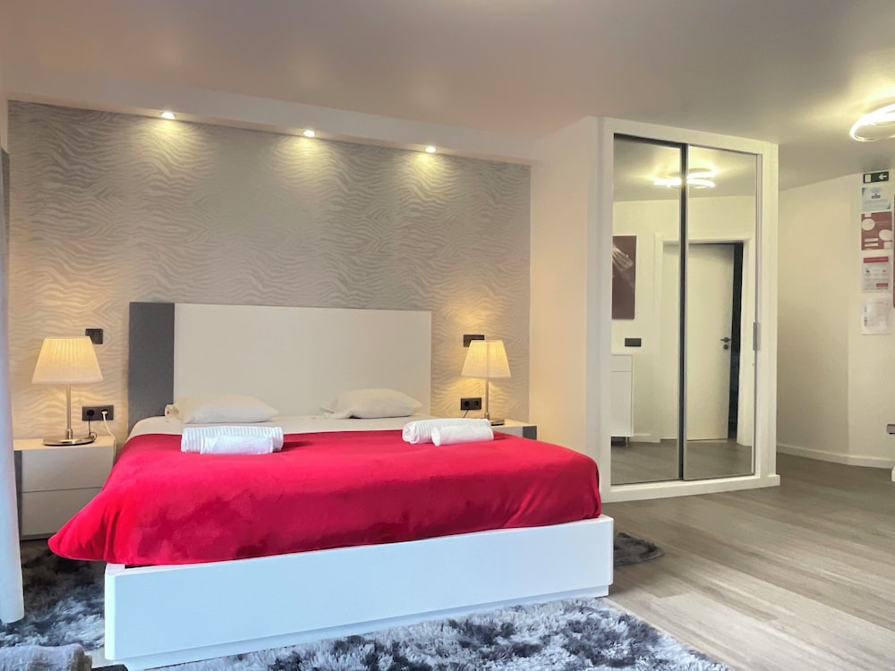 Deluxe Apartment, 1 Queen Bed with Sofa bed, Kitchen, Partial Sea View photo 3
