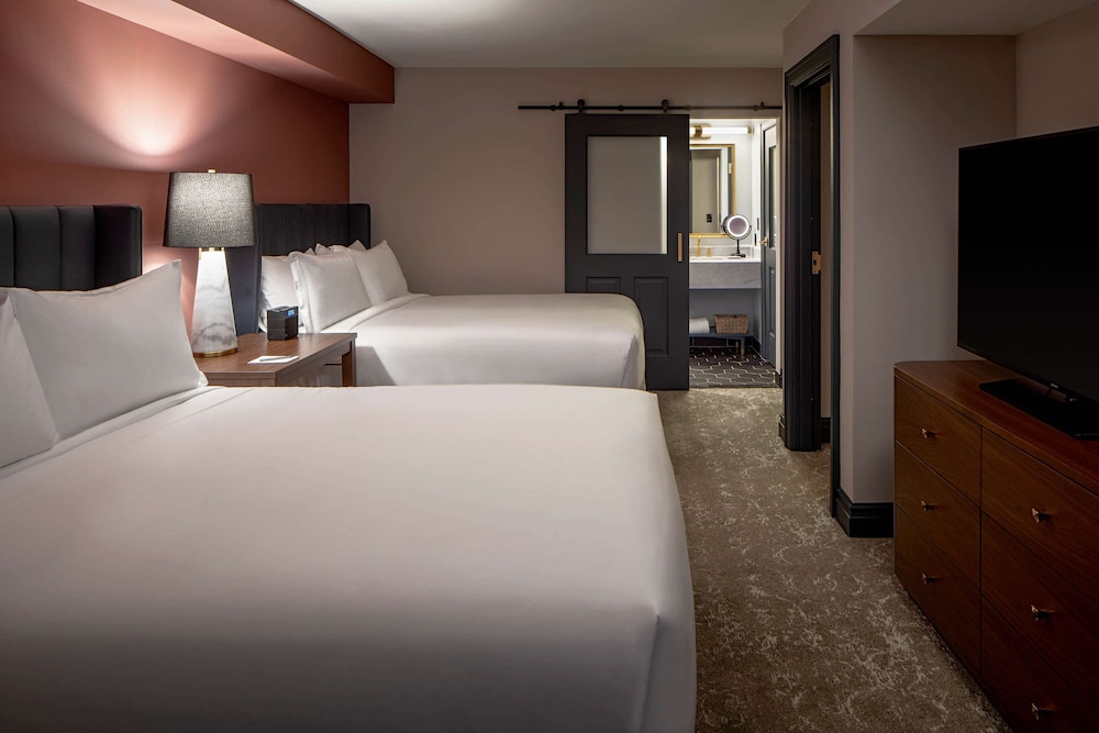 Suite (Editors, 2 Queen Beds with Sofa bed) - Photo 5