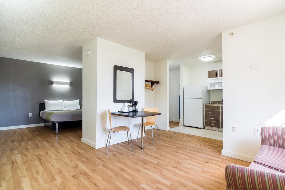Deluxe Suite, 1 King Bed, Non Smoking, Kitchenette - Photo 6