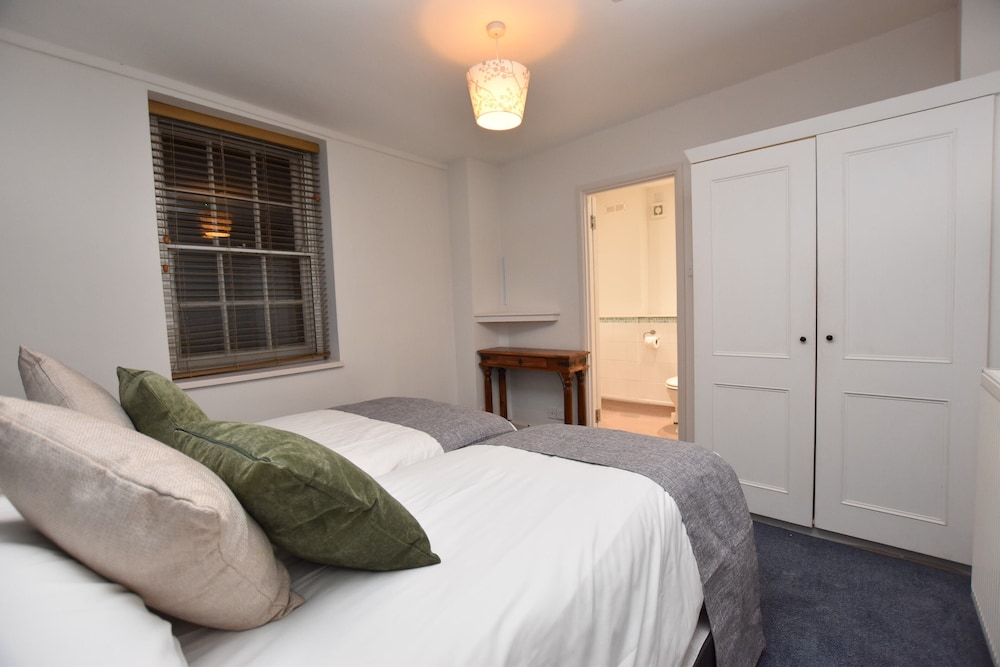 Classic Twin Room, Ensuite photo 1