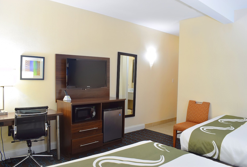 Suite, Multiple Beds, Non Smoking (2 Queen Beds, Sofa Bed) photo 1