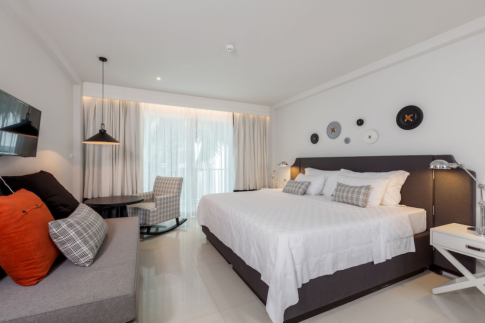 Deluxe Room, Pool View - Photo 11