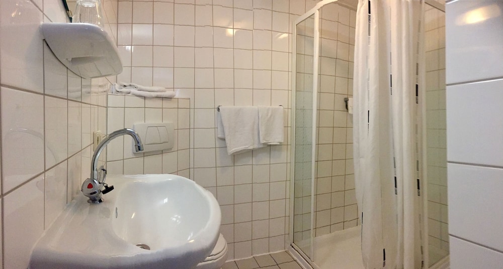 Basic Double Room (Shared Bathroom in Hallway) photo 3