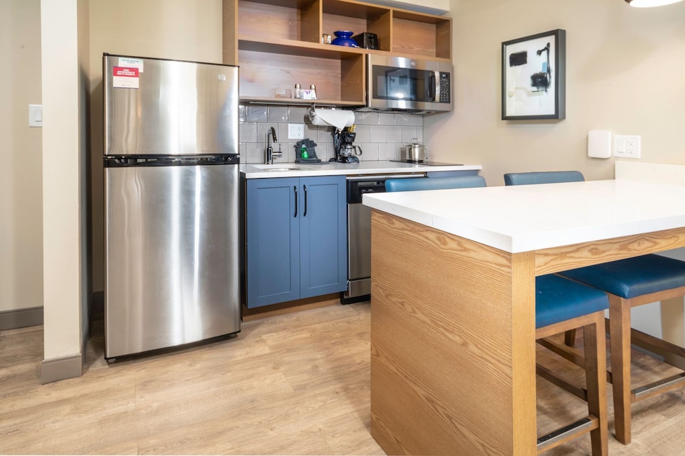 Suite, 2 Bedrooms - Photo 7