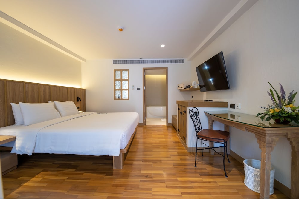 Deluxe Room, 1 Double or 2 Twin Beds - Photo 8