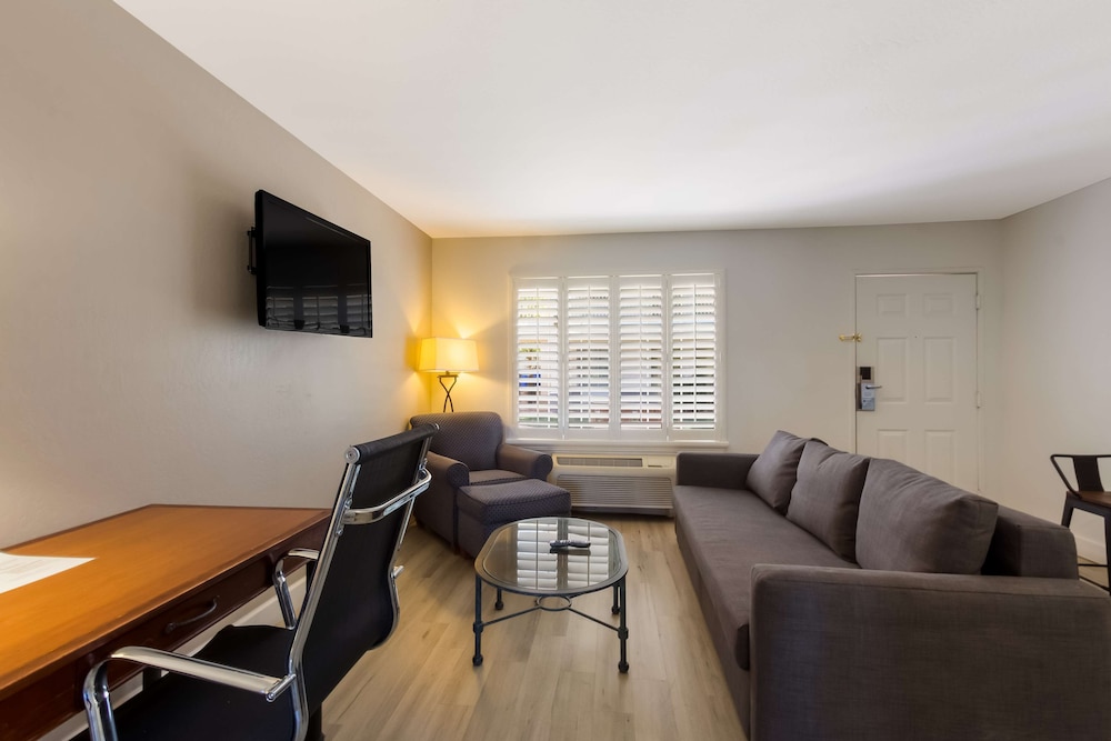 Suite, 1 Queen Bed, Non Smoking, Kitchenette (with Sofabed) photo 3