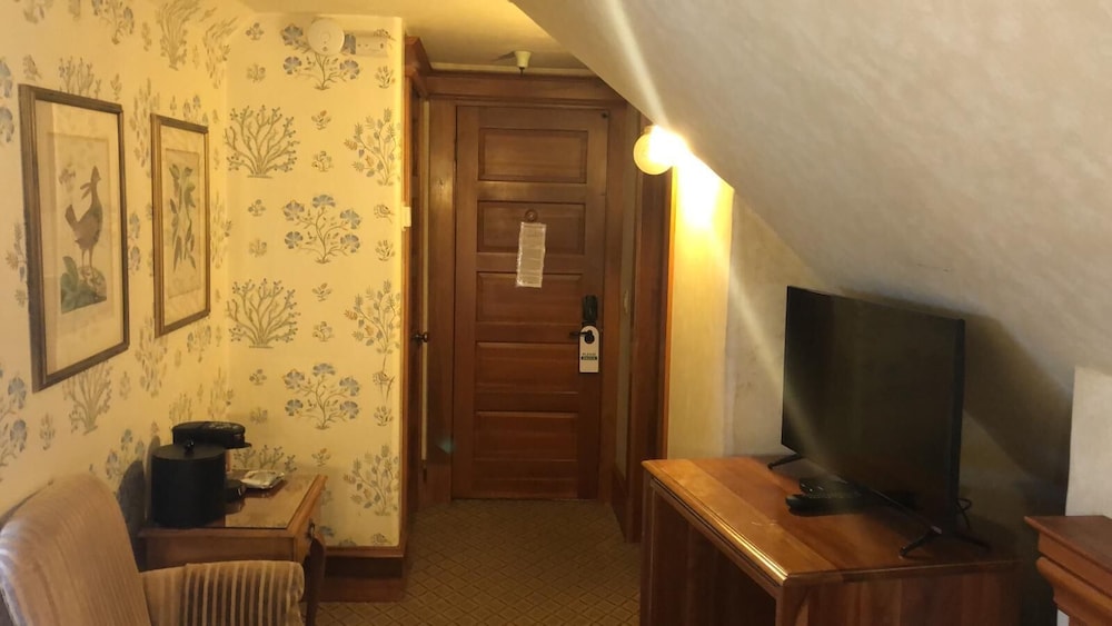 Standard Room, 1 Queen Bed - Photo 8